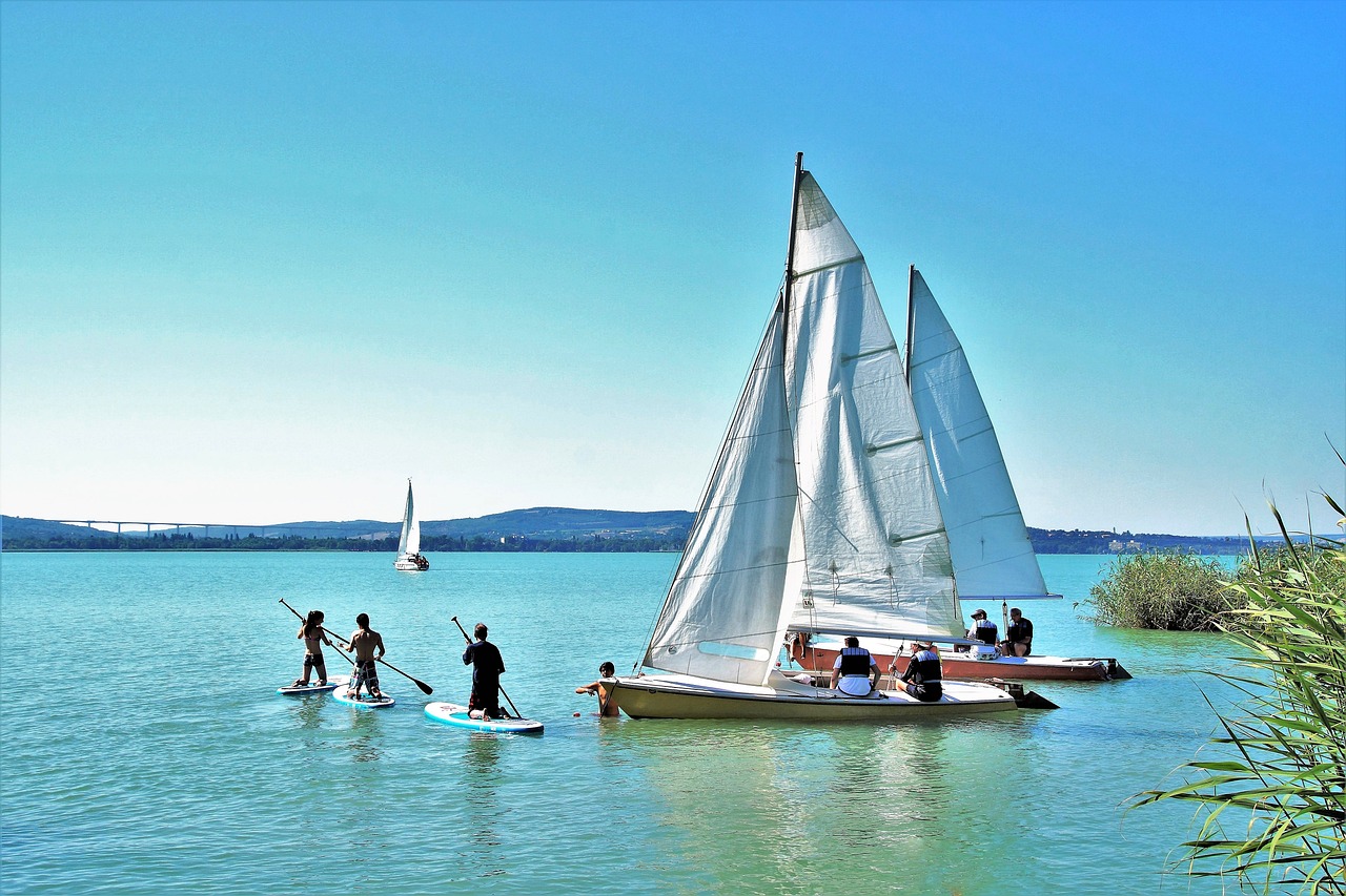 Wassersport am Balaton: Segeln, Windsurfen und Kitesurfen